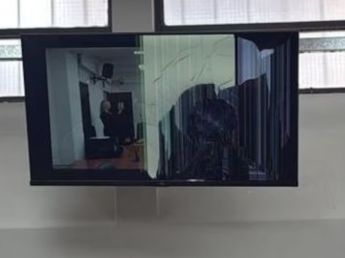 Video | un preso intentó atacar a un fiscal y destrozó un televisor en plena audiencia