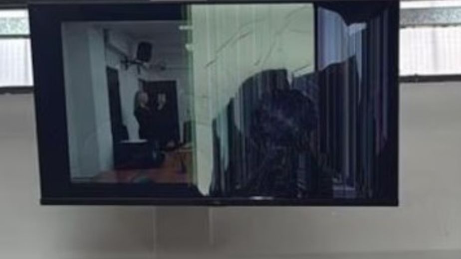 Video | un preso intentó atacar a un fiscal y destrozó un televisor en plena audiencia