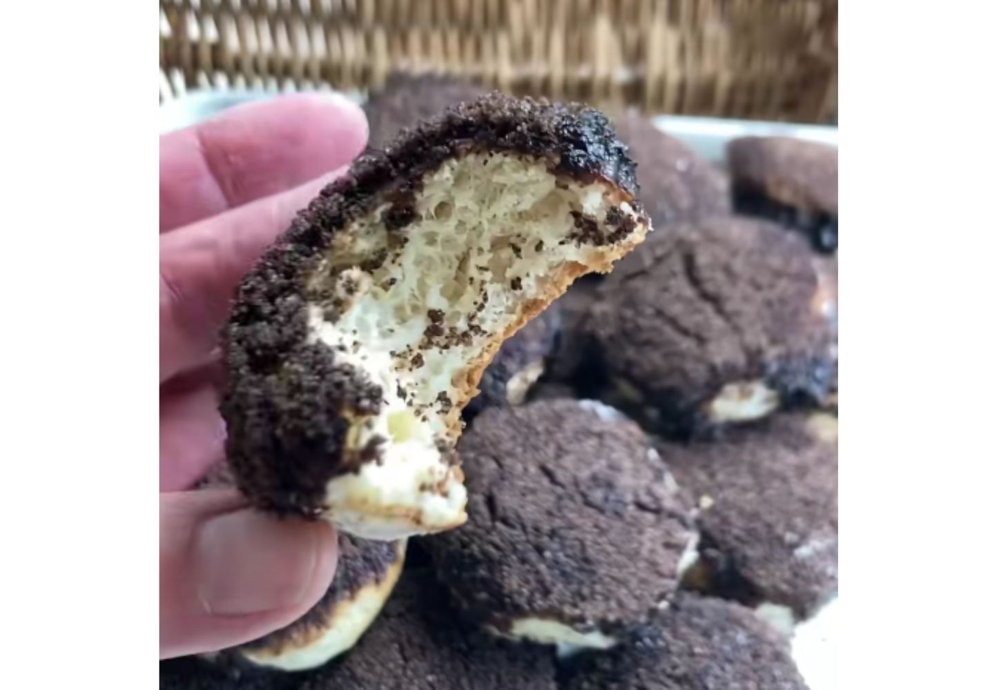 Así quedan las tortitas negras por dentro.