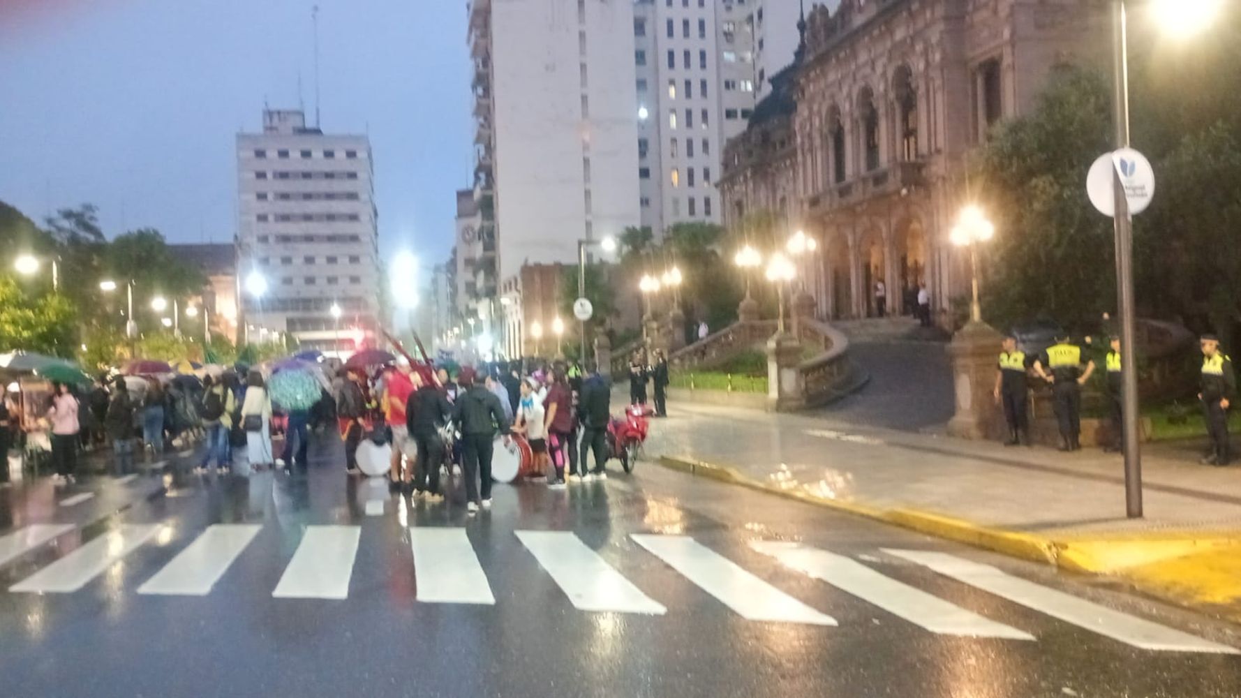 Entre paraguas y banderas, el 8M volvió a ocupar las calles tucumanas.