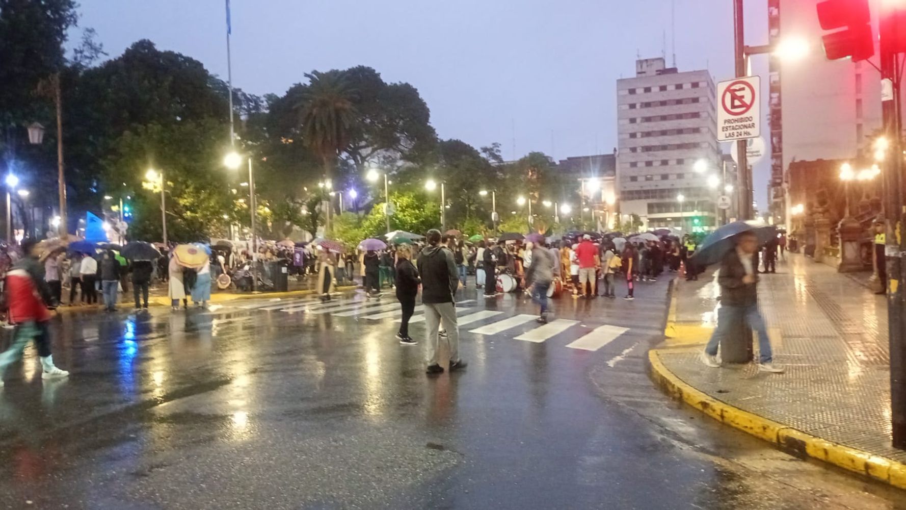 El 8M tuvo su jornada de movilización en Tucumán con fuerte tono de reclamo.