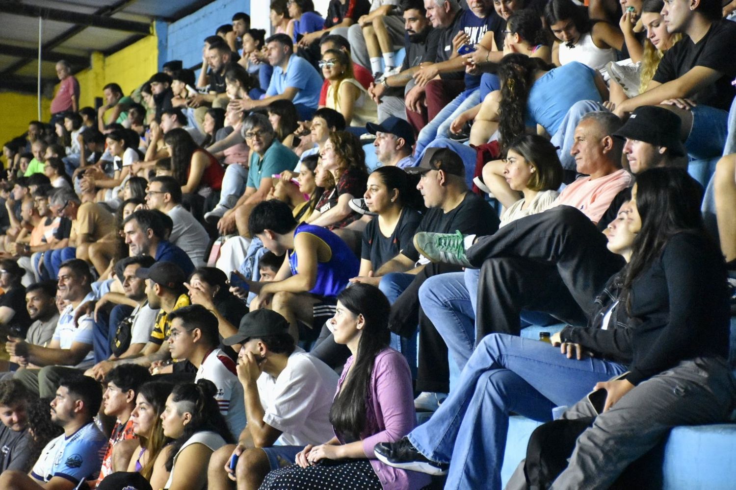 El otro partido se jugó en las tribunas y fue para Monteros.