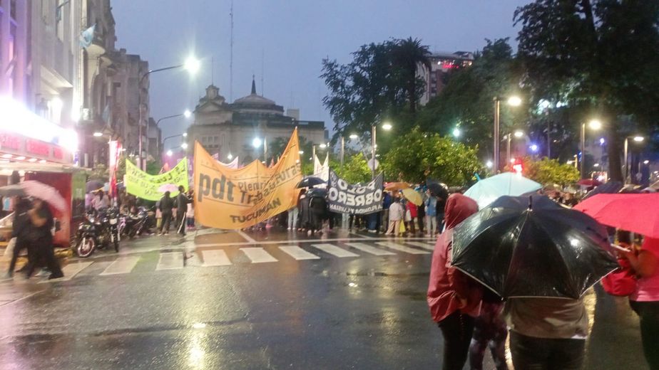 La marcha del 8M se hizo sentir en el centro tucumano pese al temporal.