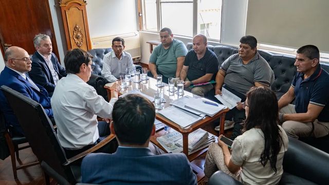 El ministro de Hacienda de Jujuy, Federico Cardozo; el secretario de Trabajo y Empleo, Andrés Lazarte; y el director de Trabajo, Carlos Coronel, reunidos el lunes con delegados del personal activo y retirado de la Policía y del Servicio Penitenciario, en la Casa de Gobierno. Horas más tarde se agudizaría el conflicto en las afueras del edificio.