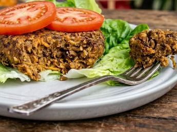 Ni carne ni pollo: las hamburguesas de lentejas que quedan súper firmes y no se desarman en la sartén