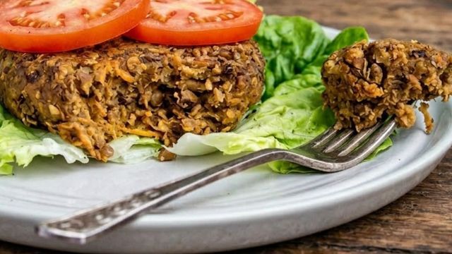 Ni carne ni pollo: las hamburguesas de lentejas que quedan súper firmes y no se desarman en la sartén