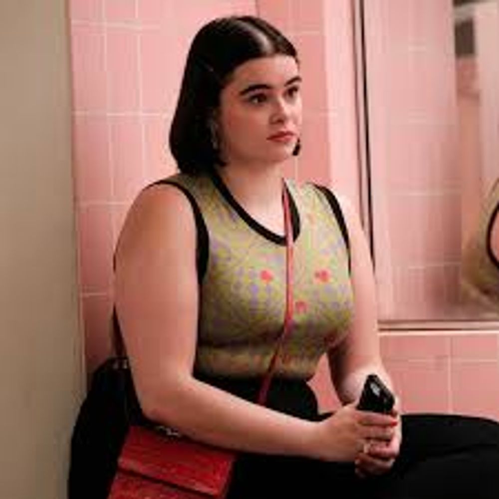 Barbie Ferreira como Katherine "Kat" Hernandez.
