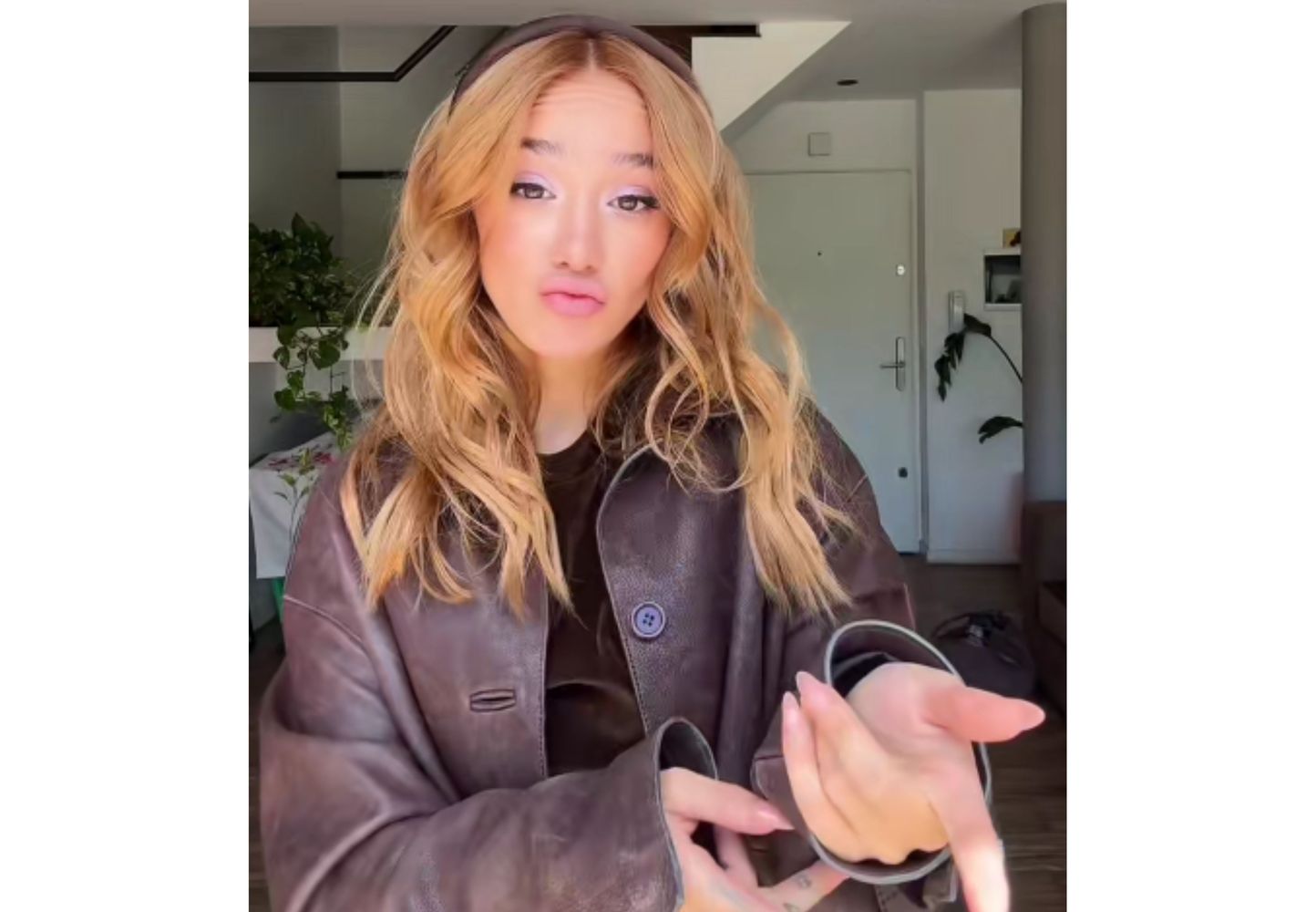 Ángela compartió un video luciendo su nuevo look.
