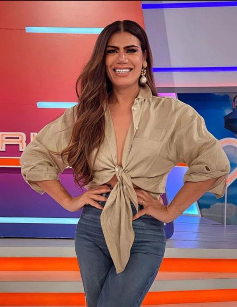 Flor de la V apostó por un look total white con sandalias en tendencia y dio cátedra de estilo