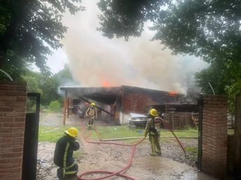 Un rayo provocó un incendio y destruyó por completo una cabaña en Cosquín