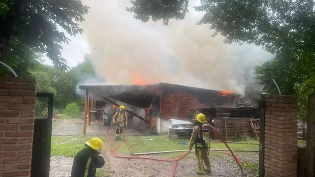 Bomberos combatieron el incendio provocado por la caída de un rayo en una cabaña de Molinari.