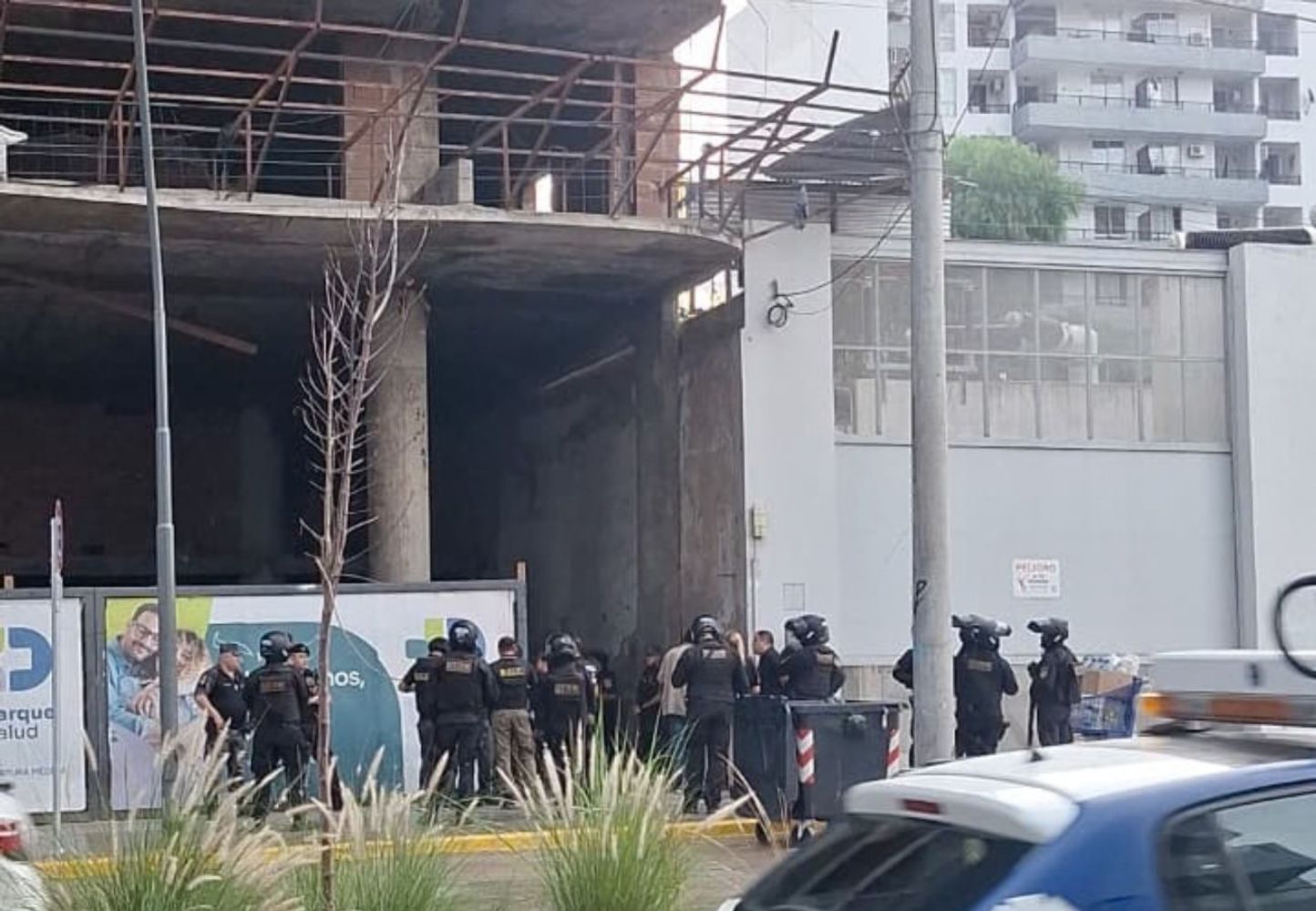 Desalojaron a okupas un edificio abandonado en Córdoba.