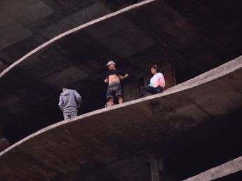 Desalojaron un edificio abandonado en pleno centro de Córdoba: las imágenes