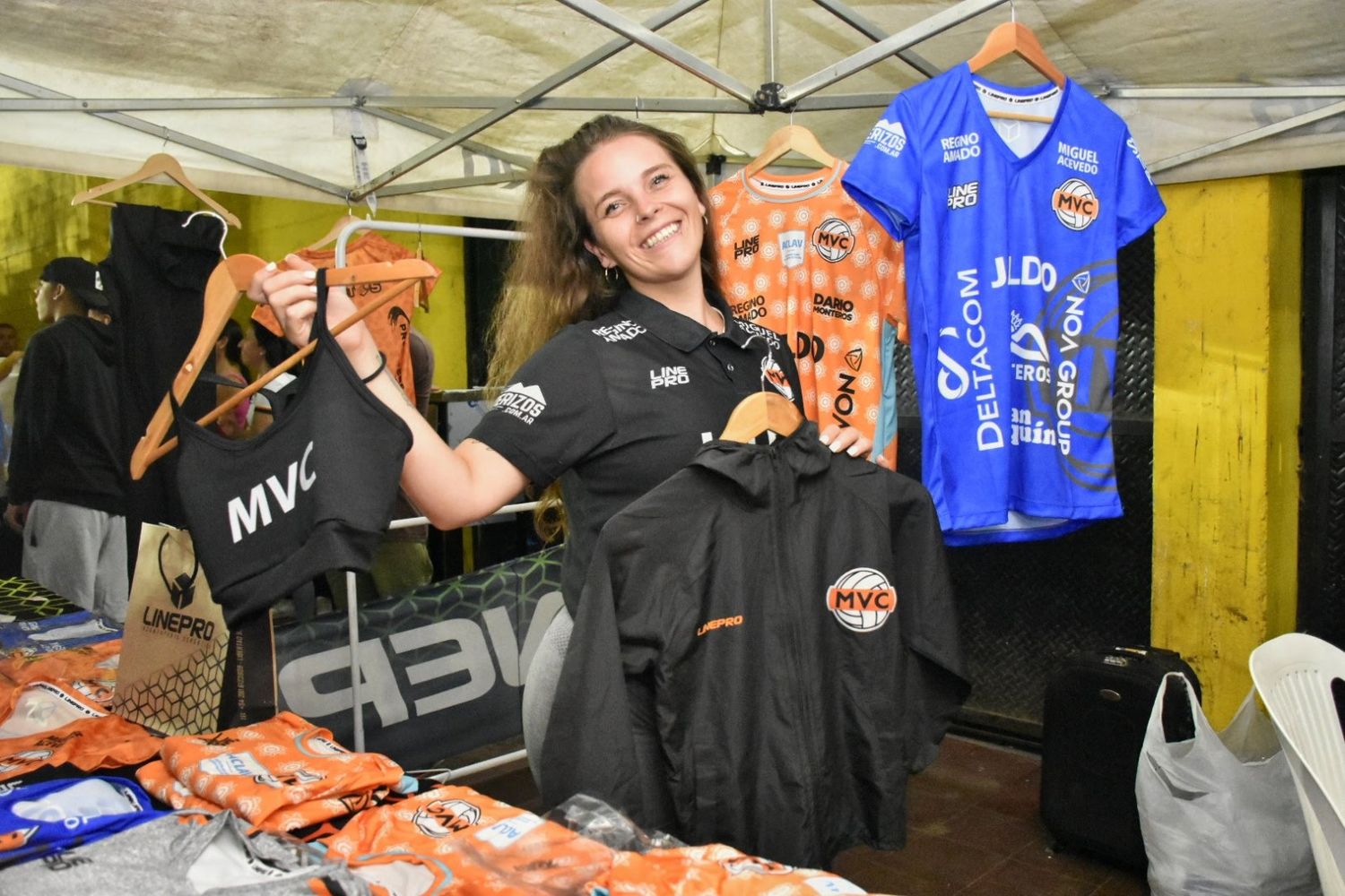 Durante el partido los fanáticos pudieron comprar remeras y  merchandising de su equipo.