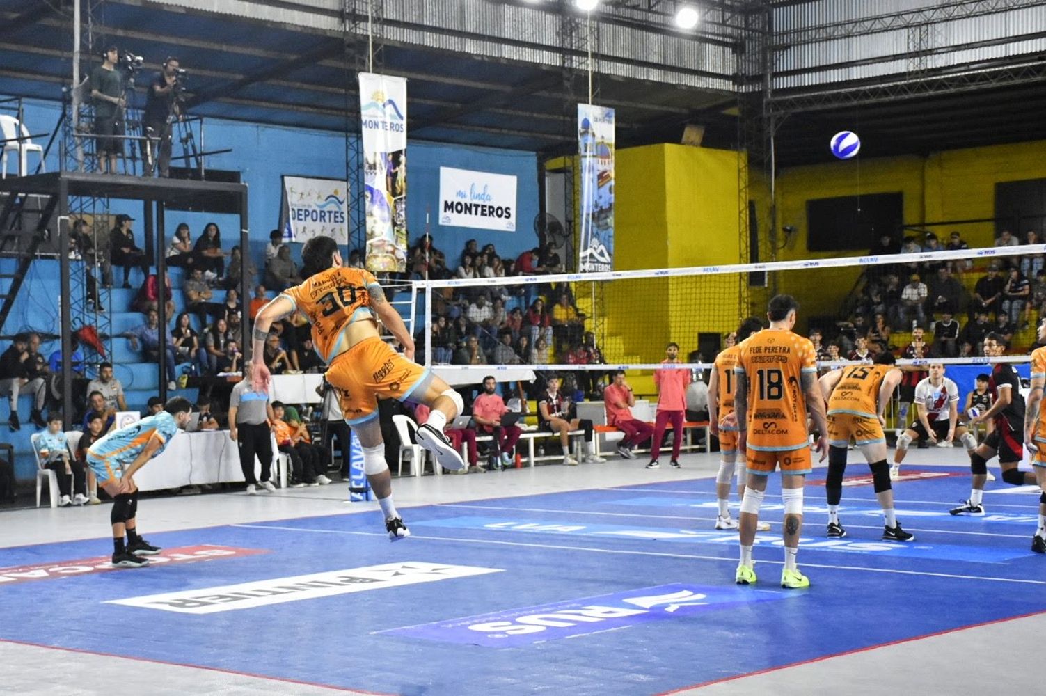 Noche épica en Monteros: el Naranja eliminó a River en tie break.