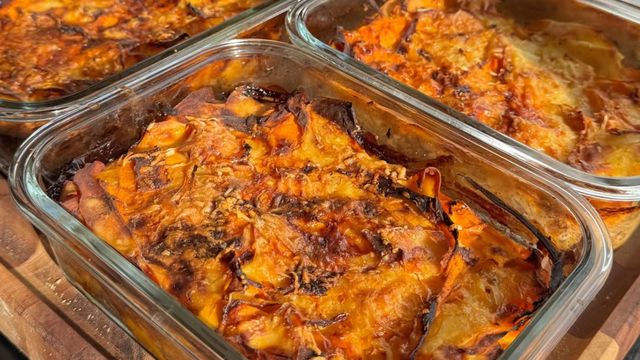 Esta milhojas de papa y zanahoria es ideal para cocinar en lote y resolver varias comidas de la semana.