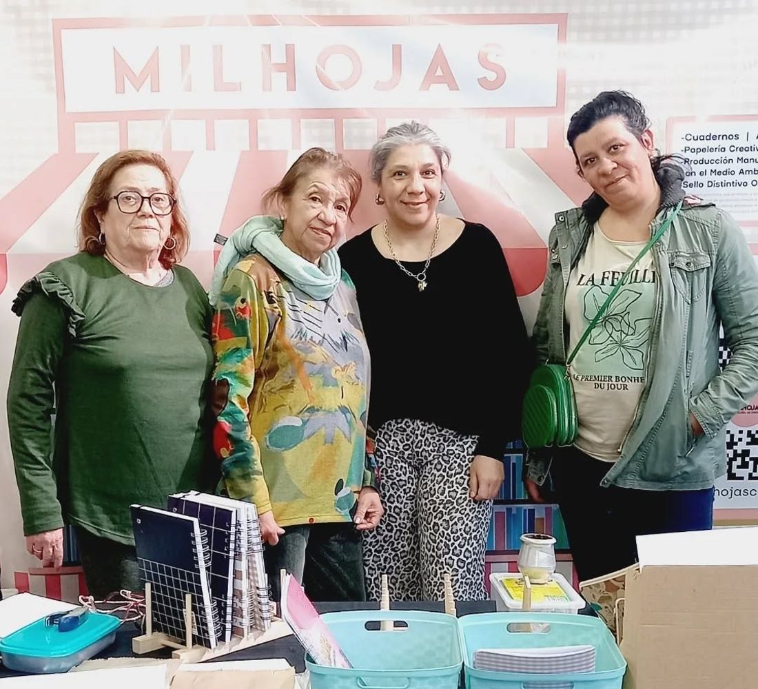 El equipo de Cuadernos MilHojas, emprendimiento familiar jujeño que lleva más de una década produciendo en el rubro papelería de diseño.