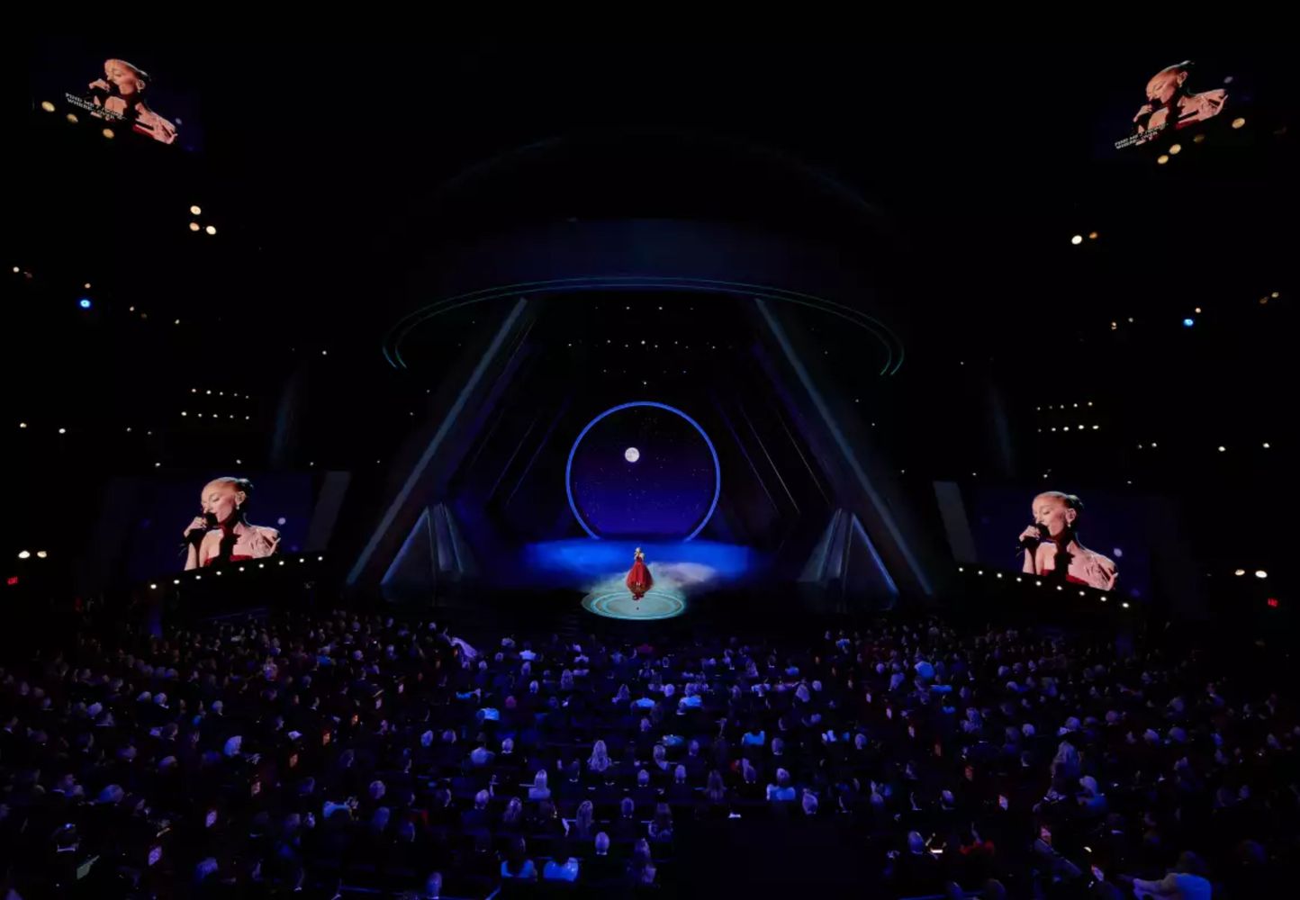 Ariana Grande fue una de las artistas elegidas para cantar en la ceremonia de 2025.