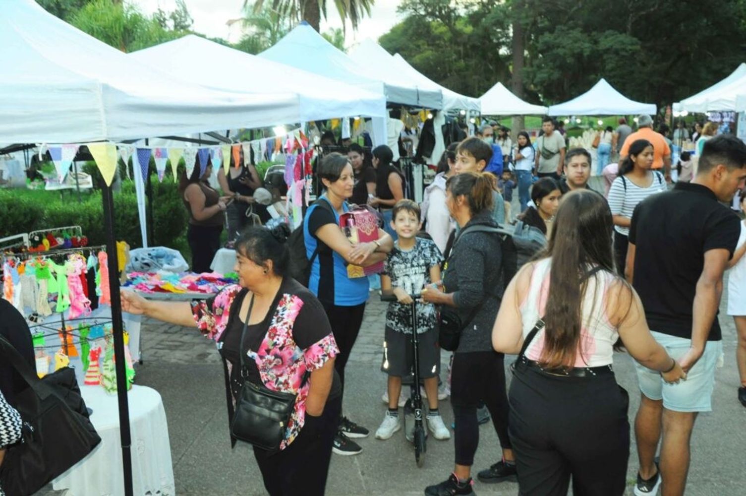 Gran cantidad de público recorrió la exposición y venta "Patio de Emprendedores Sostenibles" realizada con motivo del Día Internacional de la Mujer.