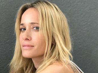 Julieta Prandi apostó por el estampado de la temporada y dio cátedra de estilo con los zapatos en tendencia