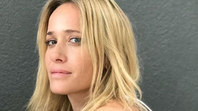 Julieta Prandi apostó por el estampado de la temporada y dio cátedra de estilo con los zapatos en tendencia