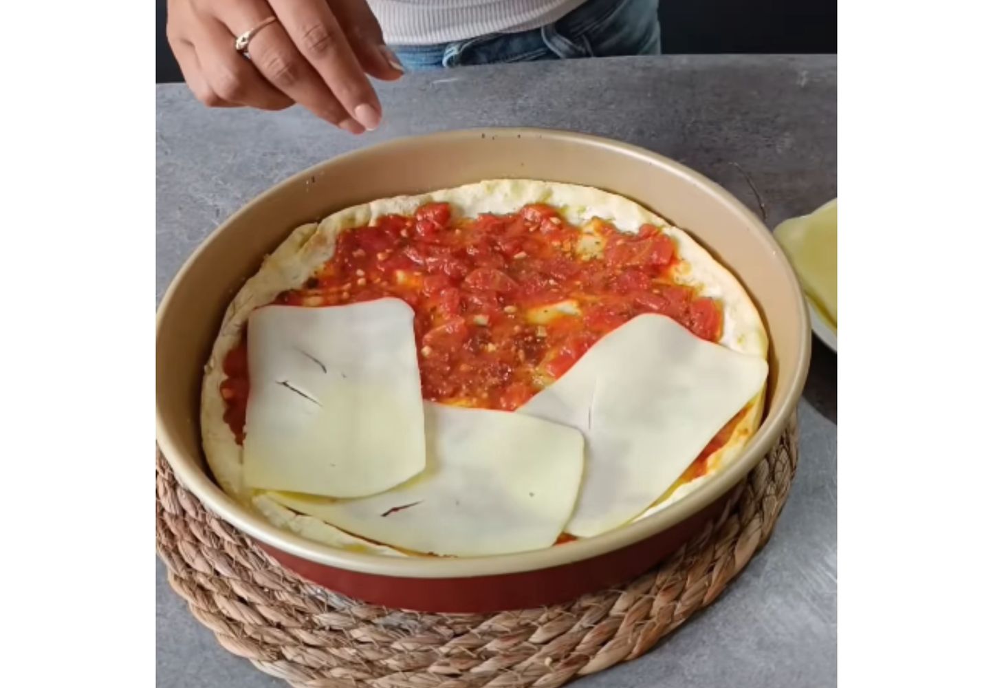 En simples pasos, se puede reemplazar la harina refinada de la pizza.