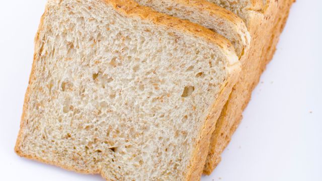 Este pan no lleva harina de trigo: se hace con lentejas y trigo sarraceno y la miga sorprende