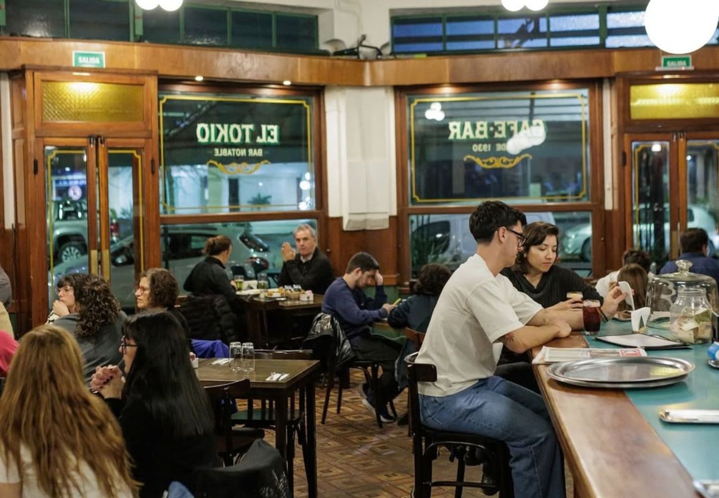 Las cafeterías siguen siendo lugares imprescindibles de la vida social.