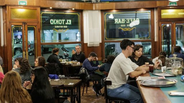 Ni after office ni café al paso: este jueves debuta el 'Día de la Barra' con descuentos en bares notables