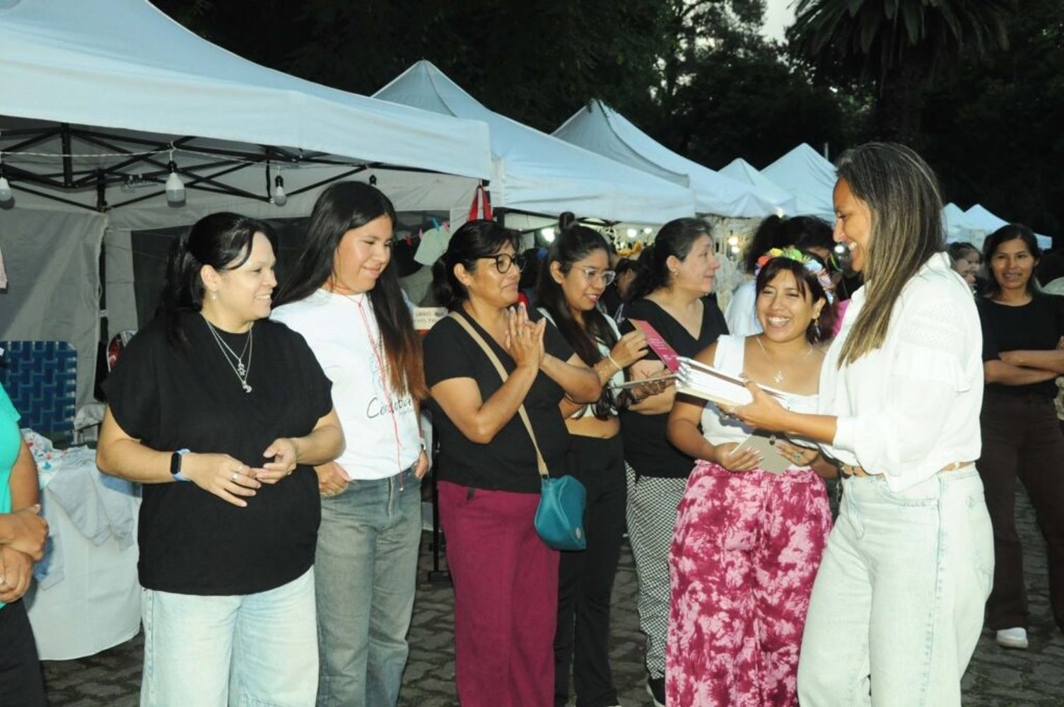 La directora municipal de Desarrollo Económico, Jimena Jurado, entrega presentes a mujeres emprendedoras que participaron en el "Patio de Emprendedores Sostenibles" realizado en el parque San Martín.