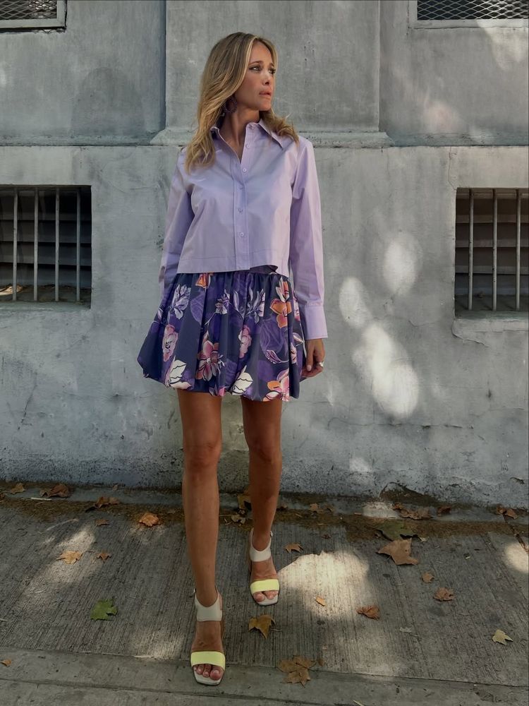 Julieta Prandi dio cátedra de estilo con una falda floreada y una camisa blanca en tendencia