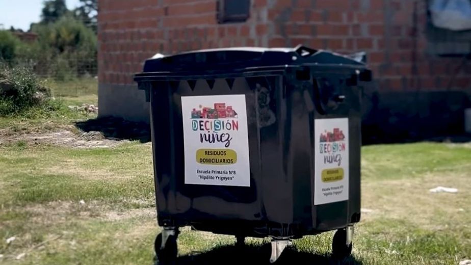 A partir de un proyecto estudiantil instalaron nuevos contenedores en un barrio de Chaves
