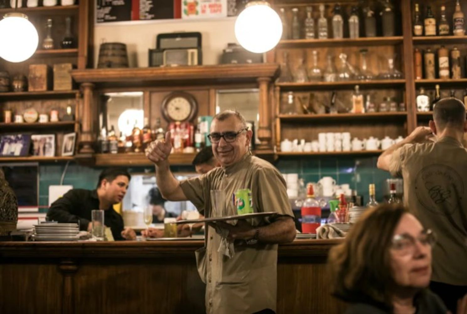 Ni after office ni café al paso: este jueves debuta el 'Día de la Barra' con descuentos en bares notables