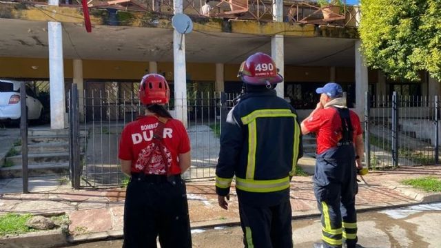 Bomberos, DUAR y personal policial trabajaron para controlar el incendio en un departamento de barrio Santa Rita.