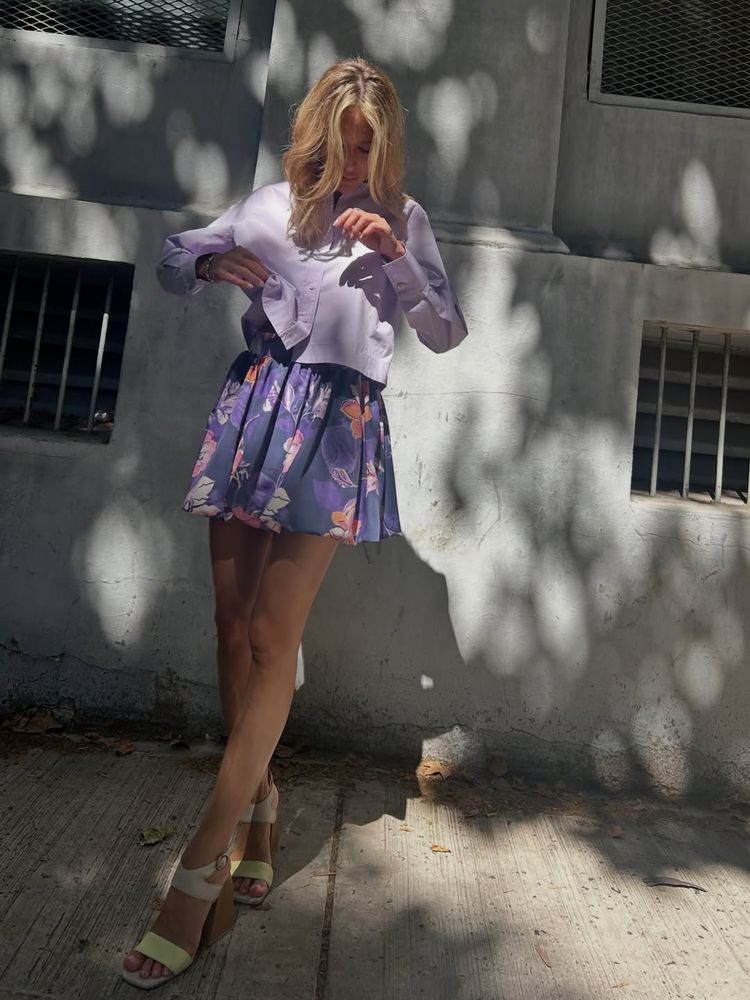Julieta Prandi dio cátedra de estilo con una falda floreada y una camisa blanca en tendencia