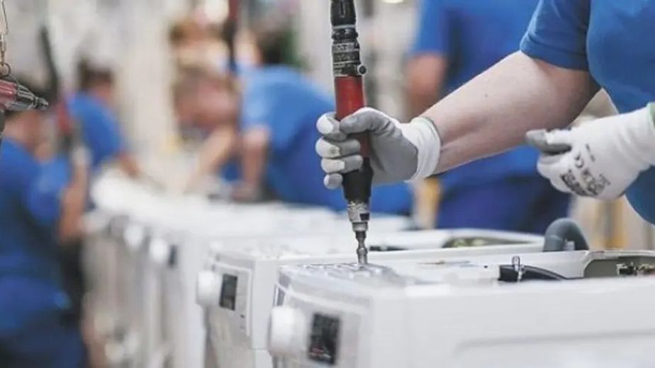 Crisis en Electrolux: la empresa lanza un plan de retiros voluntarios en Rosario
