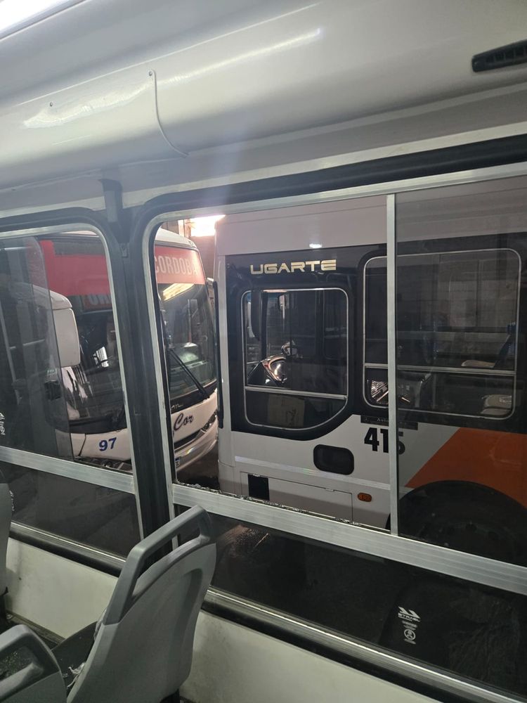 Así quedó el interior del colectivo tras el ataque con piedras en barrio Colinas.