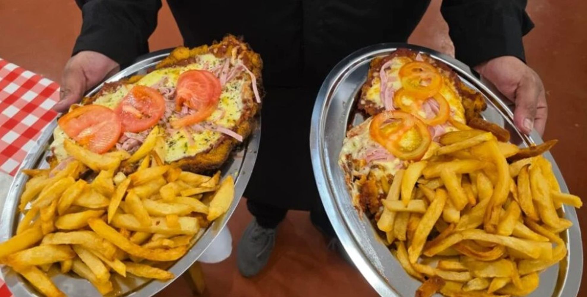Parece un club de barrio pero sirve la mejor milanesa de Buenos Aires: el bodegón que es furor por sus precios y porciones gigantes