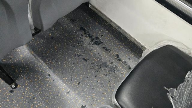 Así quedó el interior del colectivo tras el ataque con piedras en barrio Colinas.