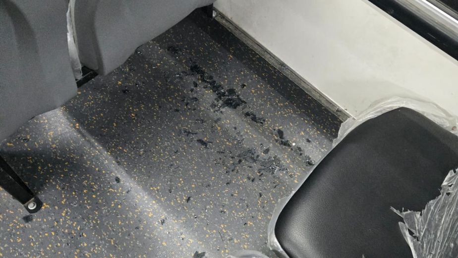 Un colectivo del transporte urbano fue atacado a piedrazos en Colinas