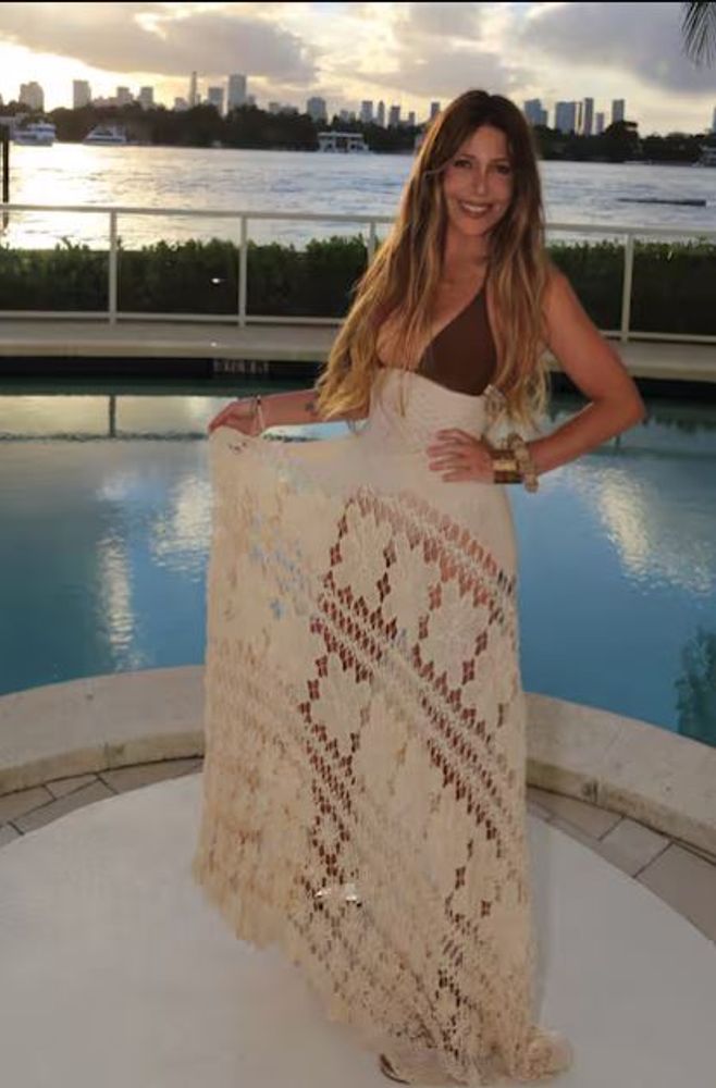A los 53 años, Mónica Ayos arrasó con un look total black y corpiño mega escotado