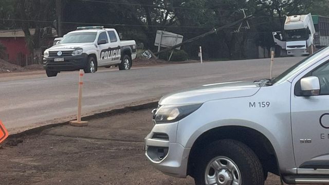 San José: dos hombres hospitalizados tras la caída de una línea de alta tensión en la ruta 105.