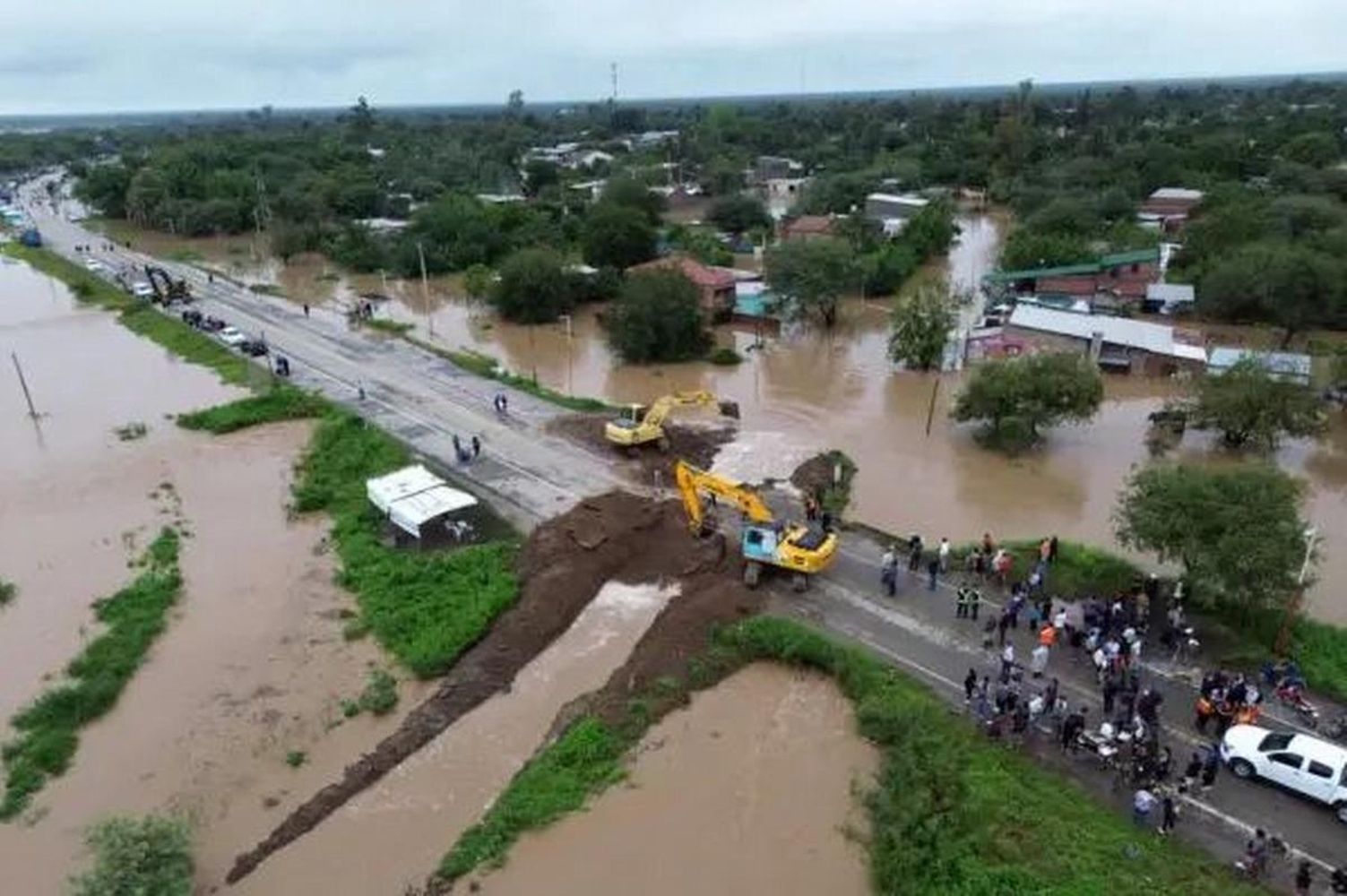 Se debieron realizar roturas en la ruta 157para drenar el agua del casco urbano.