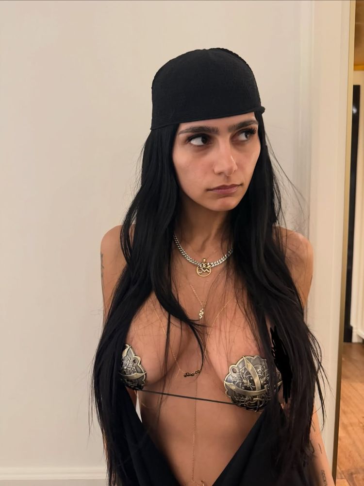 Sin corpiño y con mega escote: Mia Khalifa desafió todos los límites con un vestido al borde de la censura