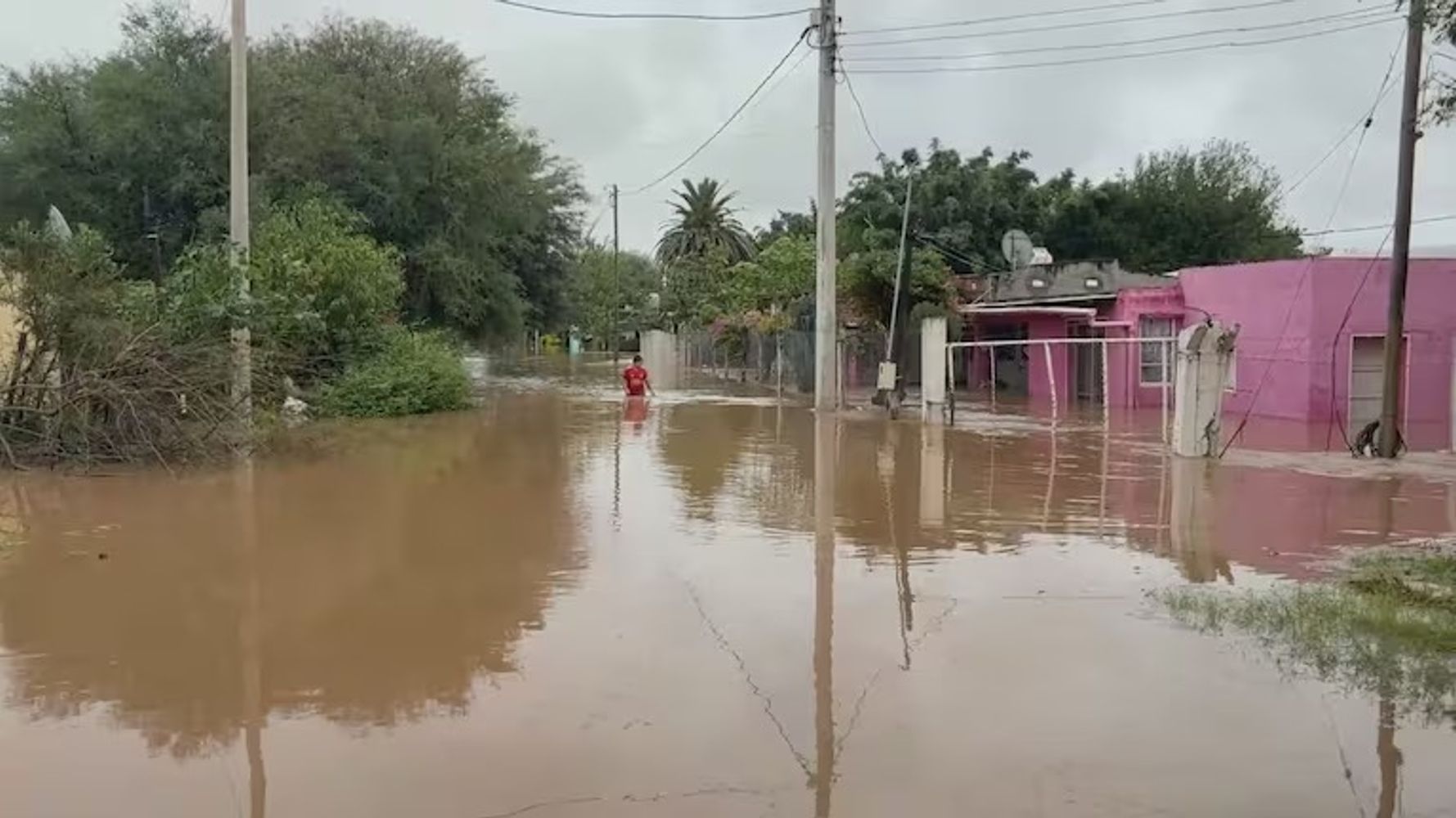 El agua cubrió casi todo el pueblo.