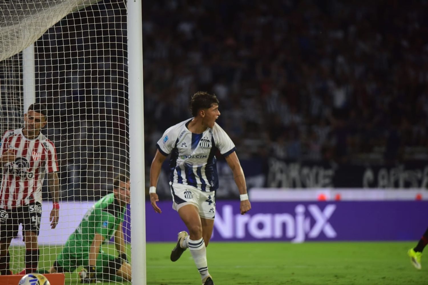 Así se grita un gol en los clásicos. Valentín Dávila, para el 1 a 0 de Talleres sobre Instituto.