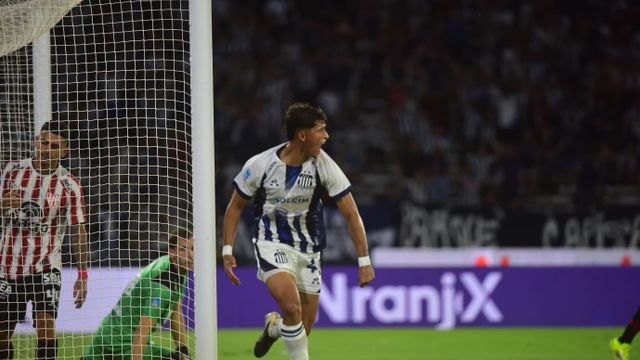 Así se grita un gol en los clásicos. Valentín Dávila, para el 1 a 0 de Talleres sobre Instituto.