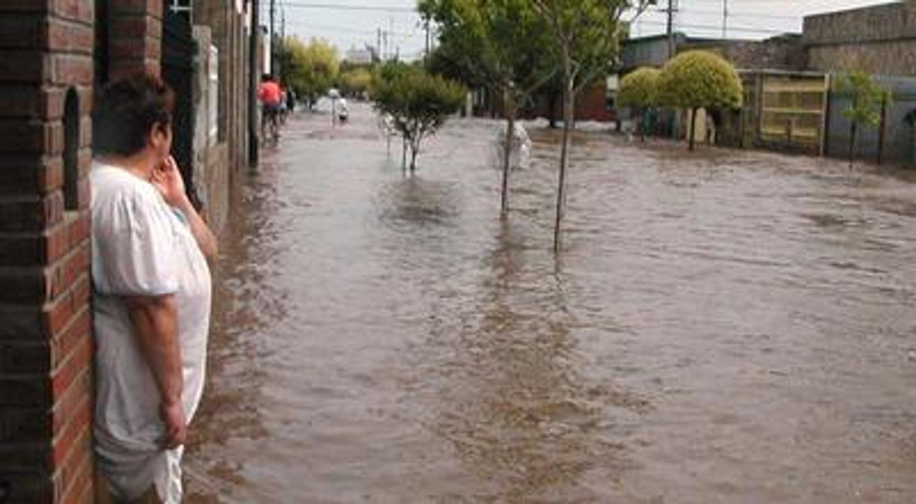 Calles anegadas y agua que llegó a las casas.