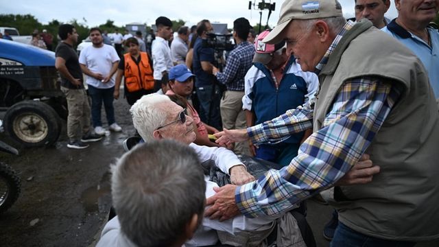 La Madrid sigue bajo agua y Jaldo llegó en medio de la emergencia.