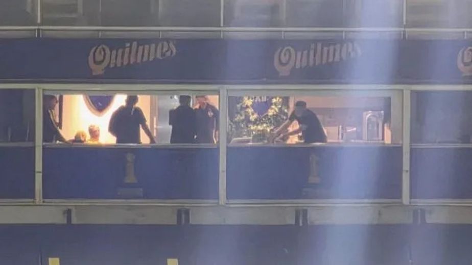 ¿A quién le apunta?: los gestos de Riquelme en el palco de Boca tras el empate con San Lorenzo